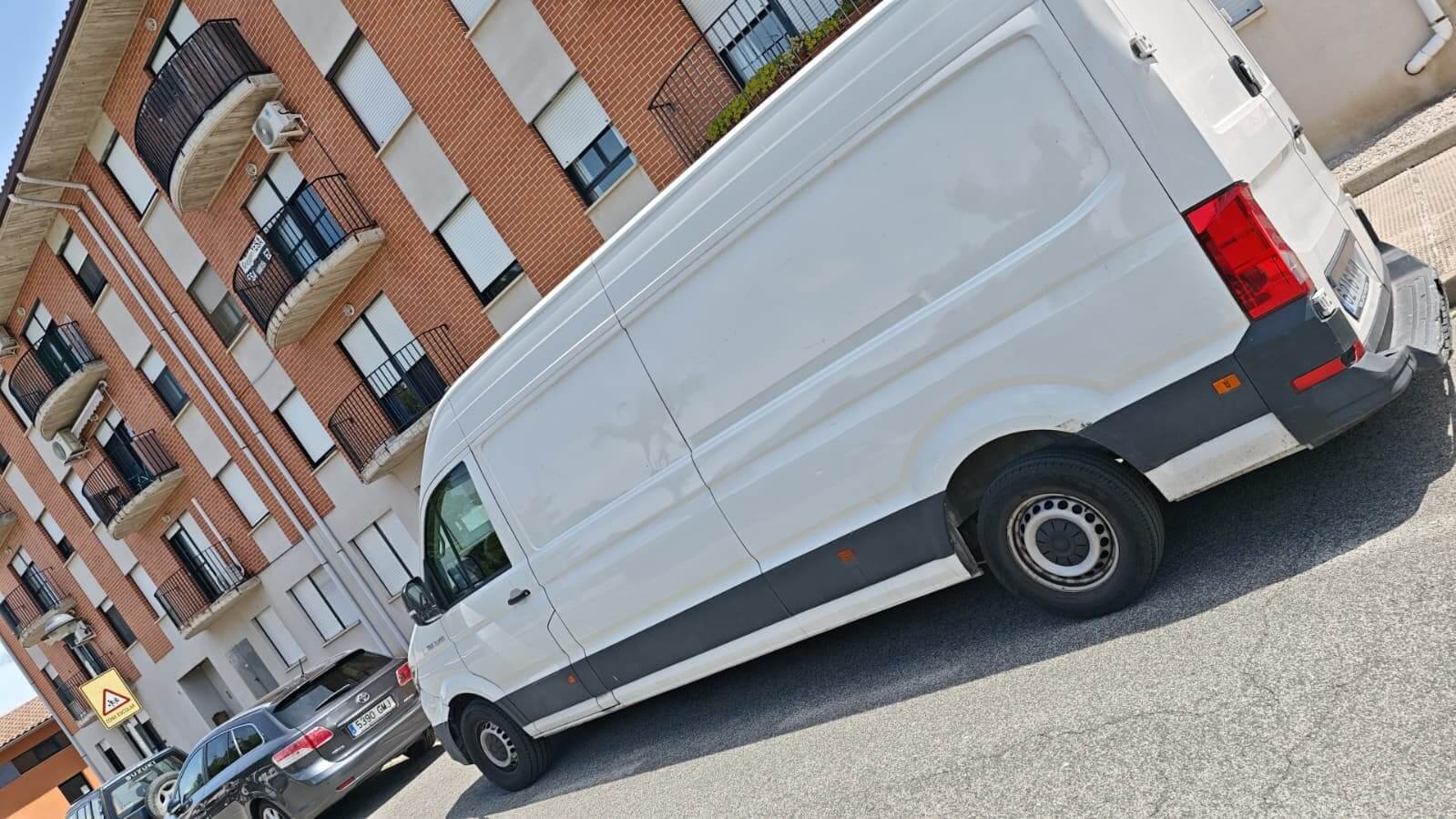 Furgón de MSM Transporte aparcado junto a una nave